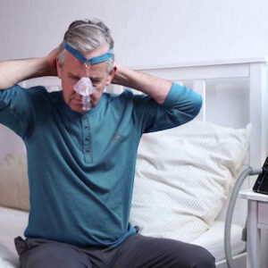 Barbat montandu-si Masca CPAP Nazala Cara, Lowenstein