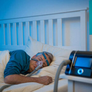 barbat dormind cu Masca CPAP Nazala Cara, Lowenstein