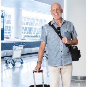 Persoana in varsta cu Concentrator portabil de oxigen IGO2, Devilbiss in aeroport