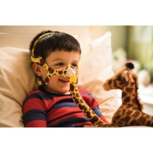 Baiat cu Masca CPAP Nazala Wisp pentru copii - model Girafa Philips Respironics