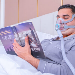Barbat citind in pat cu Masca CPAP oronazala, Full Face, F5A+, BMC Medical