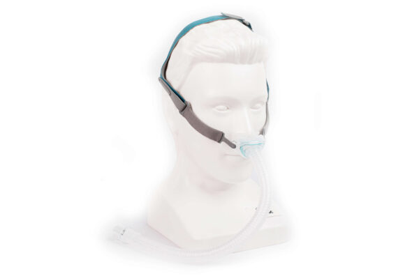 Masca nazala CPAP cu pernute, P6, BMC Medical pe manechin vedere din laterala