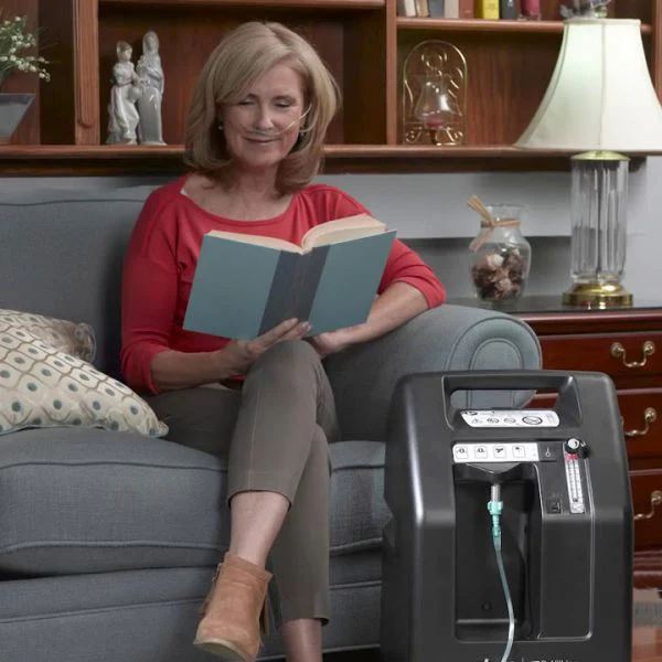 terapie cu oxigen acasa - femeie cu concentrator de oxigen Drive-DeVilbiss