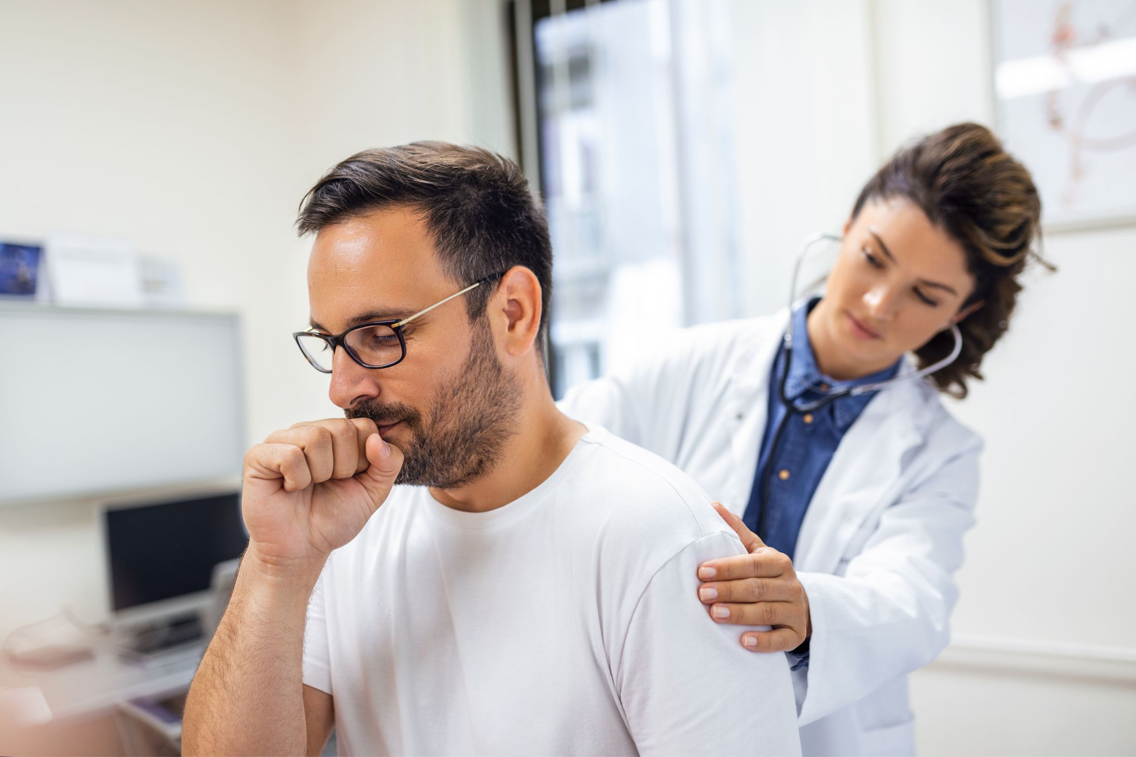Consult medic bpoc, respiratie, medic femeie si pacient barbat cu ochelari, tusind