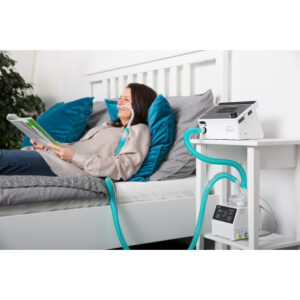 femeie facand terapie cu Ventilator Prisma VENT50, ventilatie invaziva-noninvaziva, Lowenstein