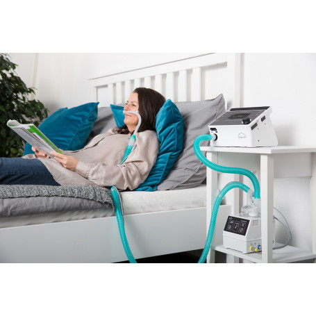 femeie facand terapie cu Ventilator Prisma VENT50, ventilatie invaziva-noninvaziva, Lowenstein